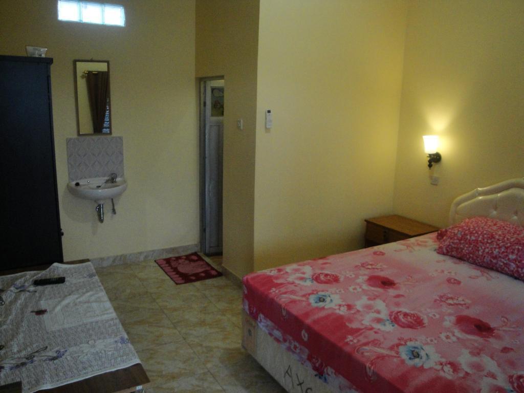 Puji Homestay Mataram Exterior photo